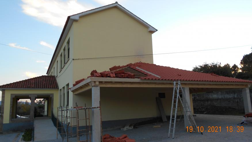 Alpendre para guardar viaturas